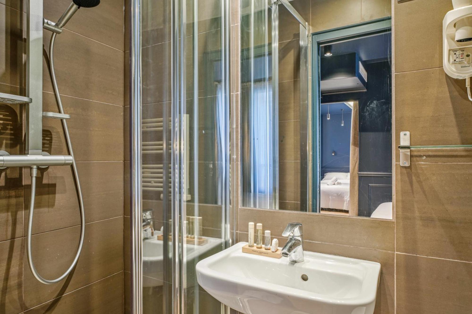 Hotel Clemence Paris Exterior photo